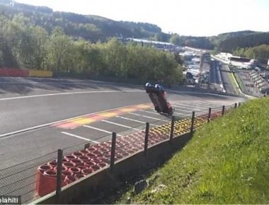 Βίντεο-σοκ: Αυτοκίνητο σε αγώνα πρωταθλήματος «σηκώθηκε» στον αέρα και διαλύθηκε